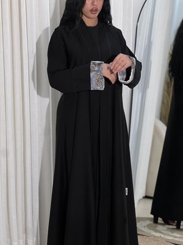 عباية صالونة اسود كم داخلي ملون