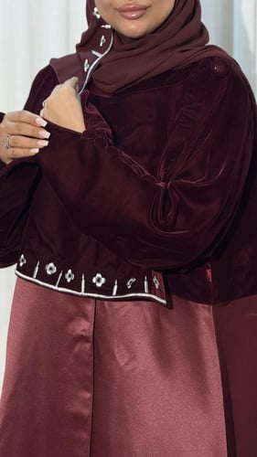 عباية مخمل برغندي تطريز اوف وايت