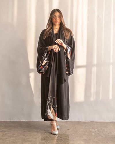 عباية سوداء موديل إماراتي بطانة مشجرة