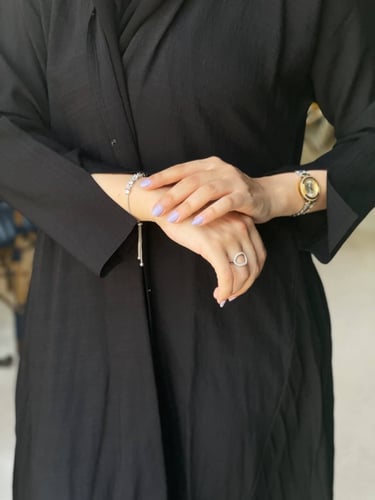 عباية سوداء كسرات جانبية