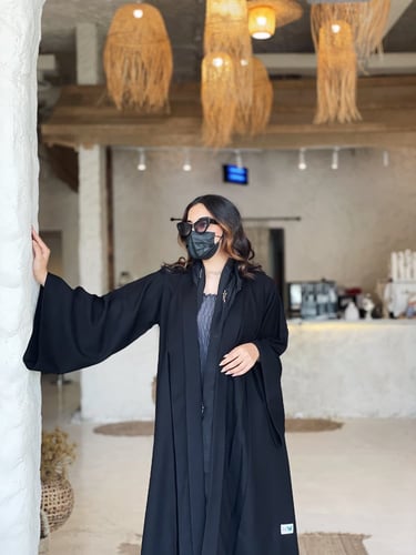 عباية سوداء كسرتين من الامام وأكمام واسعة