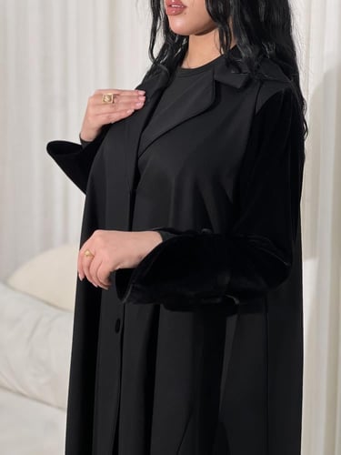 عباية سوداء كتان أكمام مخمل كوري