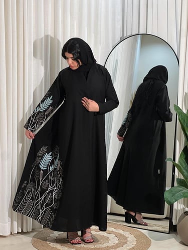 عباية سوداء تطريز سنبلة جانبي