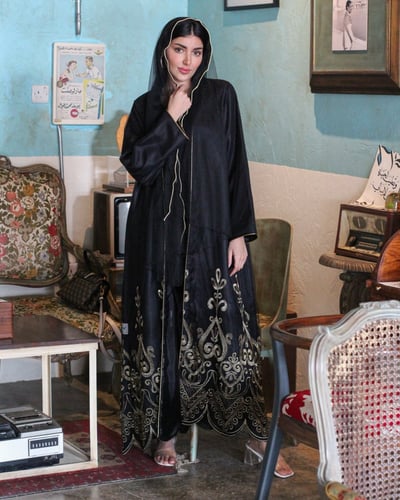 عباية سوداء تل تطريز أطراف يدوي ذهبي