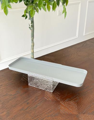 اناء بقاعدة شفاف فضي