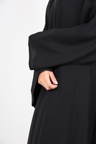 عباية صالونا سادة مع شعار شرقية دائري