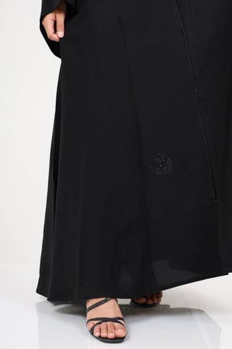 عباية صالونا سادة مع شعار شرقية دائري