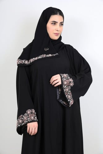 عباية صالونا داريا منثر تطريز ورود لون بيج على الك...