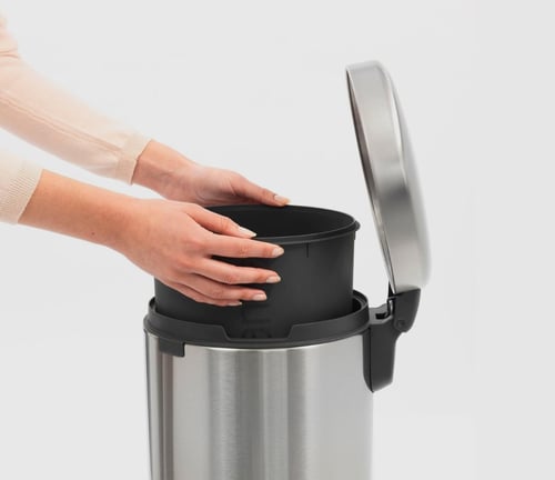 سلة نفايات دورات المياة الفندقية