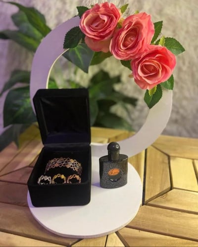 استاند مع ورد شبيه الطبيعي +عطر +اسواره وخاتم