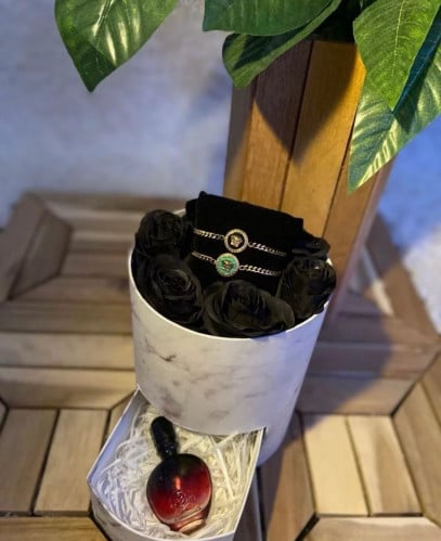 بوكس مع تنسيق ورد شبيه الطبيعي +عطر +اسواره فرزاتش...