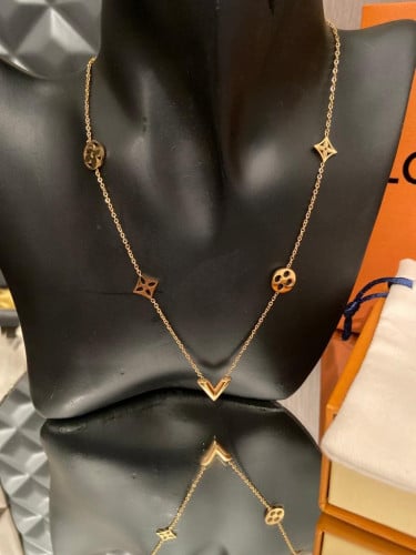 طقم لويس فيتون