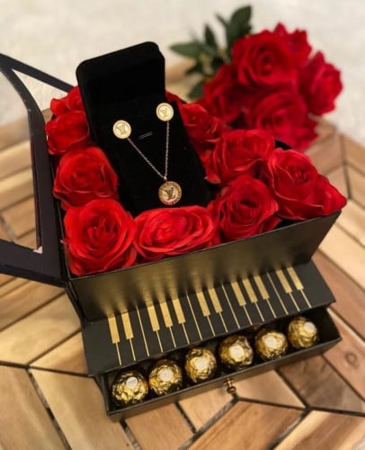 بوكس بيانو مع تنسيق ورد شبيه طبيعي+ شوكلاته+ طقم ل...