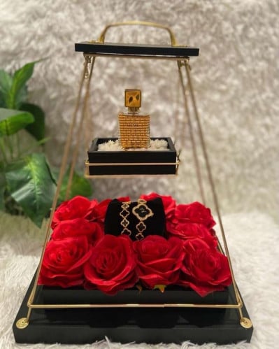 بوكس المرجيحه مع تنسيق ورد شبيه الطبيعي +عطر +ساعه...