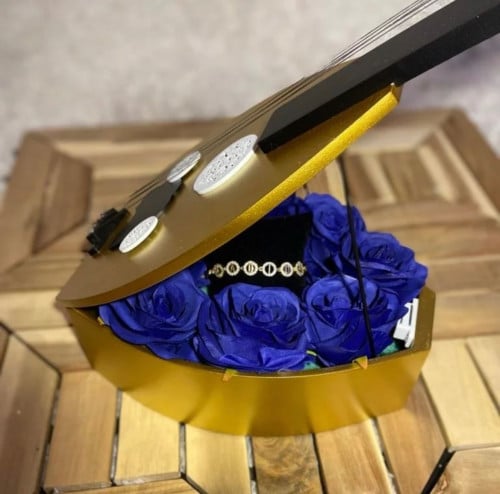 بوكس الجيتار مع ورد شبيه الطبيعي +اسواره ديور ا