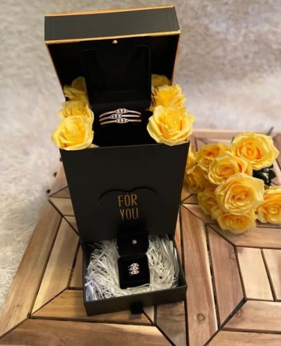 بوكس مع تنسيق ورد شبيه الطبيعي +اسواره وخاتم (زريك...