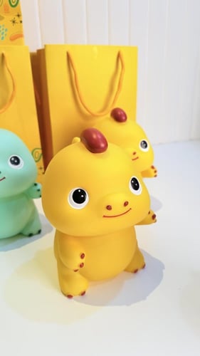 6 كيس وحصالة الديناصور