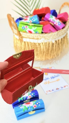 ٣٦ عبوة البروكار بسلة خوص مطرزة