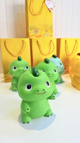 6 كيس وحصالة الديناصور