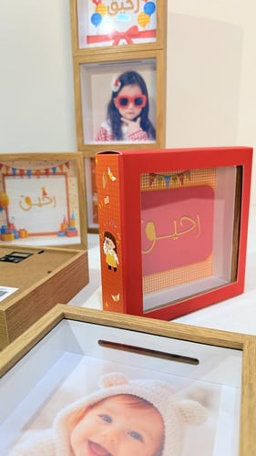 8 حصالات بخلفية