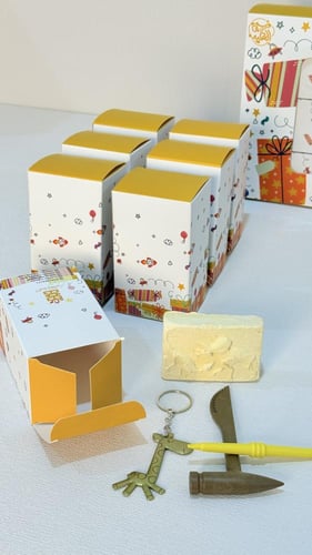 ٦ عبوات بلعبة الأحافير وميدالية