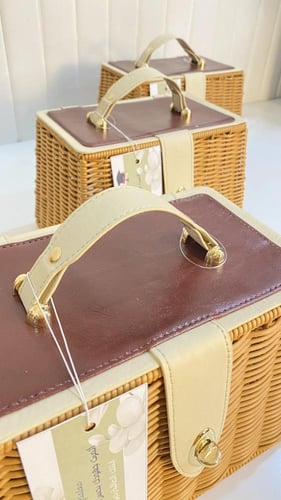 حقيبة خوص بالجلد