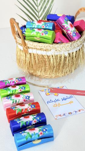 ٣٦ عبوة البروكار بسلة خوص مطرزة