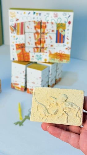 ٦ عبوات بلعبة الأحافير وميدالية