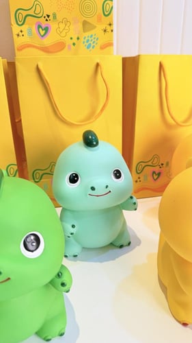 6 كيس وحصالة الديناصور