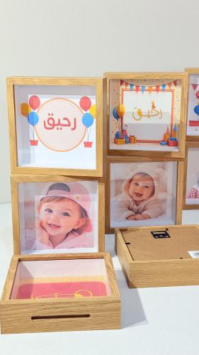 8 حصالات بخلفية