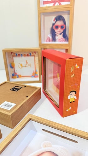 8 حصالات بخلفية