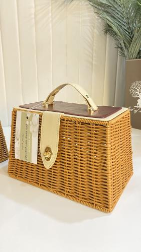 حقيبة خوص بالجلد