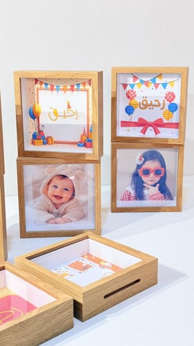 8 حصالات بخلفية