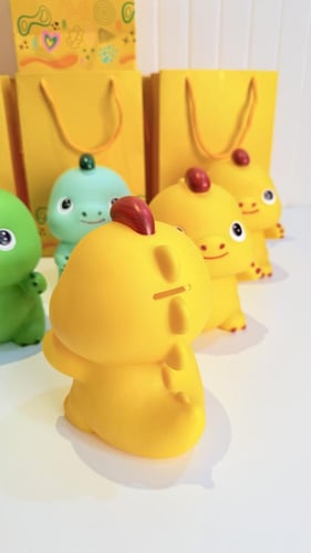 6 كيس وحصالة الديناصور