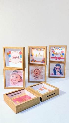 8 حصالات بخلفية