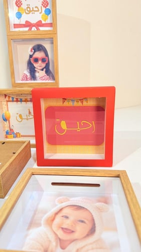 8 حصالات بخلفية