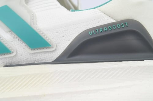 حذاء الترا بوست 5