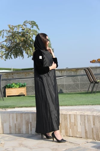 عباية قماش كاجار أكمام مخمل