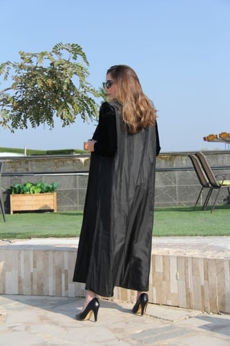 عباية قماش كاجار أكمام مخمل