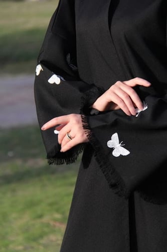 عبايه كريب لمار تطريز فراشات