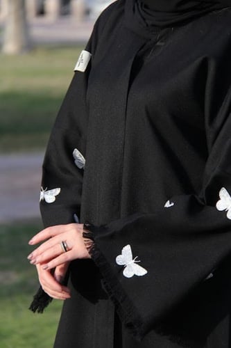 عبايه كريب لمار تطريز فراشات