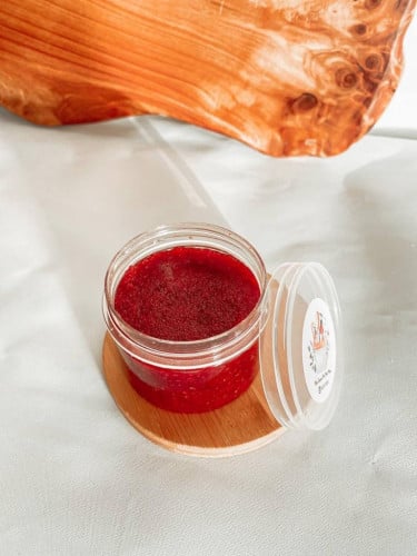 مقشر الشفاة بالكرز