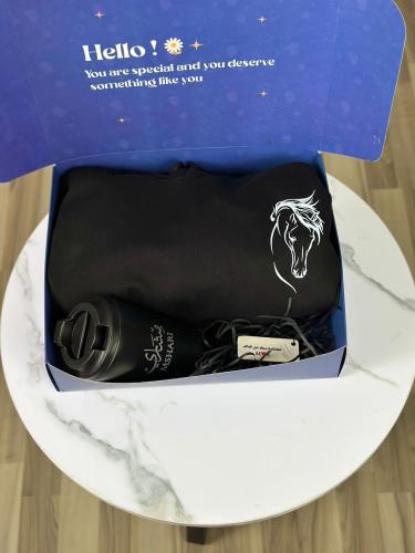 بوكس بلوفر بتصميم خيل ومق وميداليه