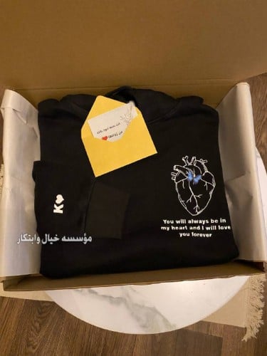 بلوفر مع كتابه في الكم