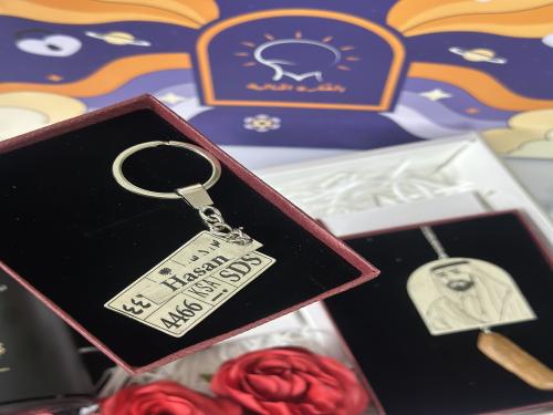 ميداليه مفاتيح مع اسم ورقم اللوحه