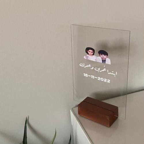 استاند مع صورة وعباره