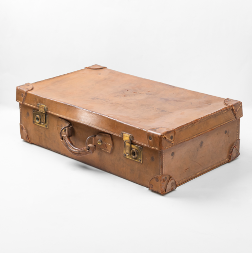 حقيبة سفر قديمة من الجلد الطبيعي