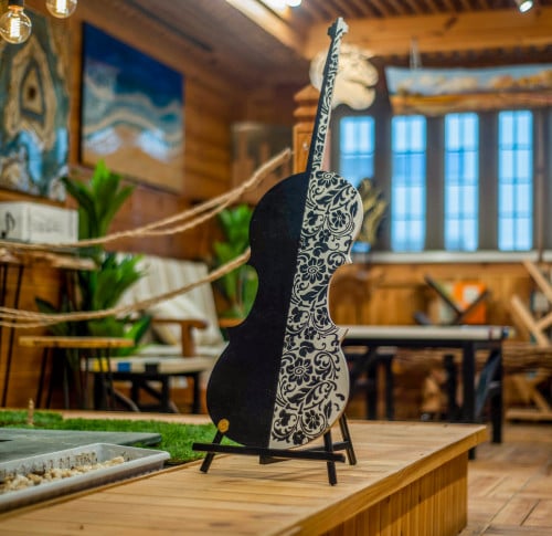 قطعة ديكورية "جيتار" مع حامل خشبي