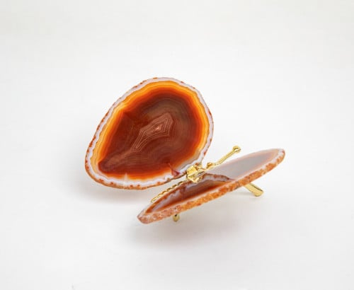 ديكور بشكل فراشة من الحجر