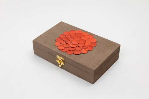 صندوق مُزين بالجلد